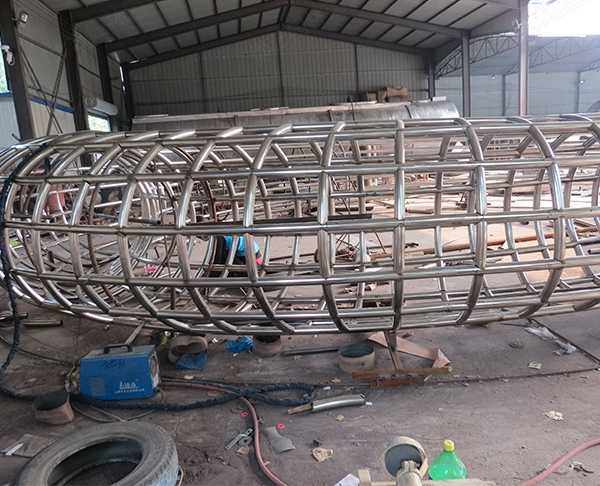 我們和不銹鋼雕塑廠家怎樣進行雕塑的溝通制作呢？