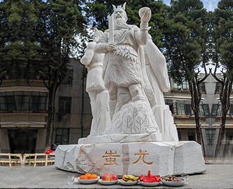 云南石雕黃帝、炎帝、蚩尤雕塑安裝效果展示